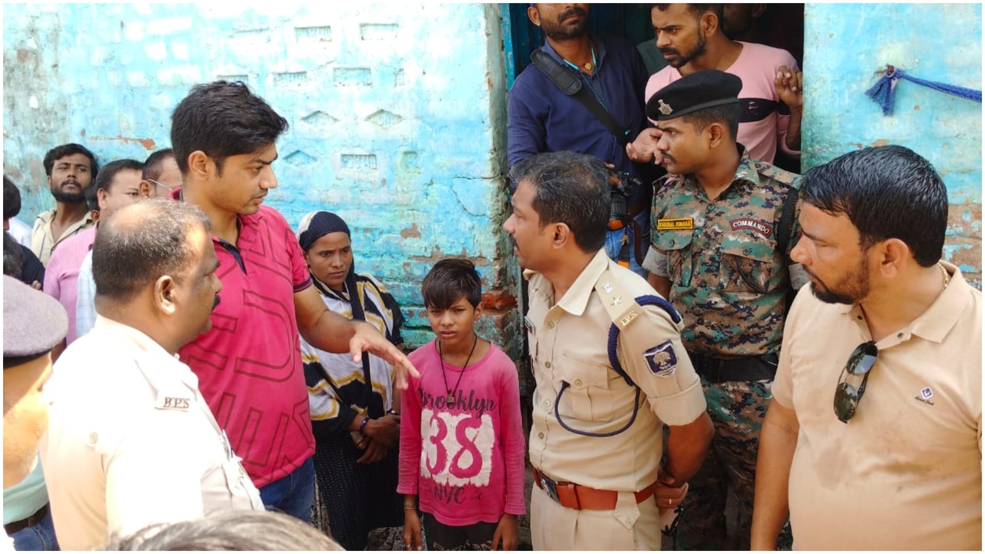 जांच करती पुलिस।