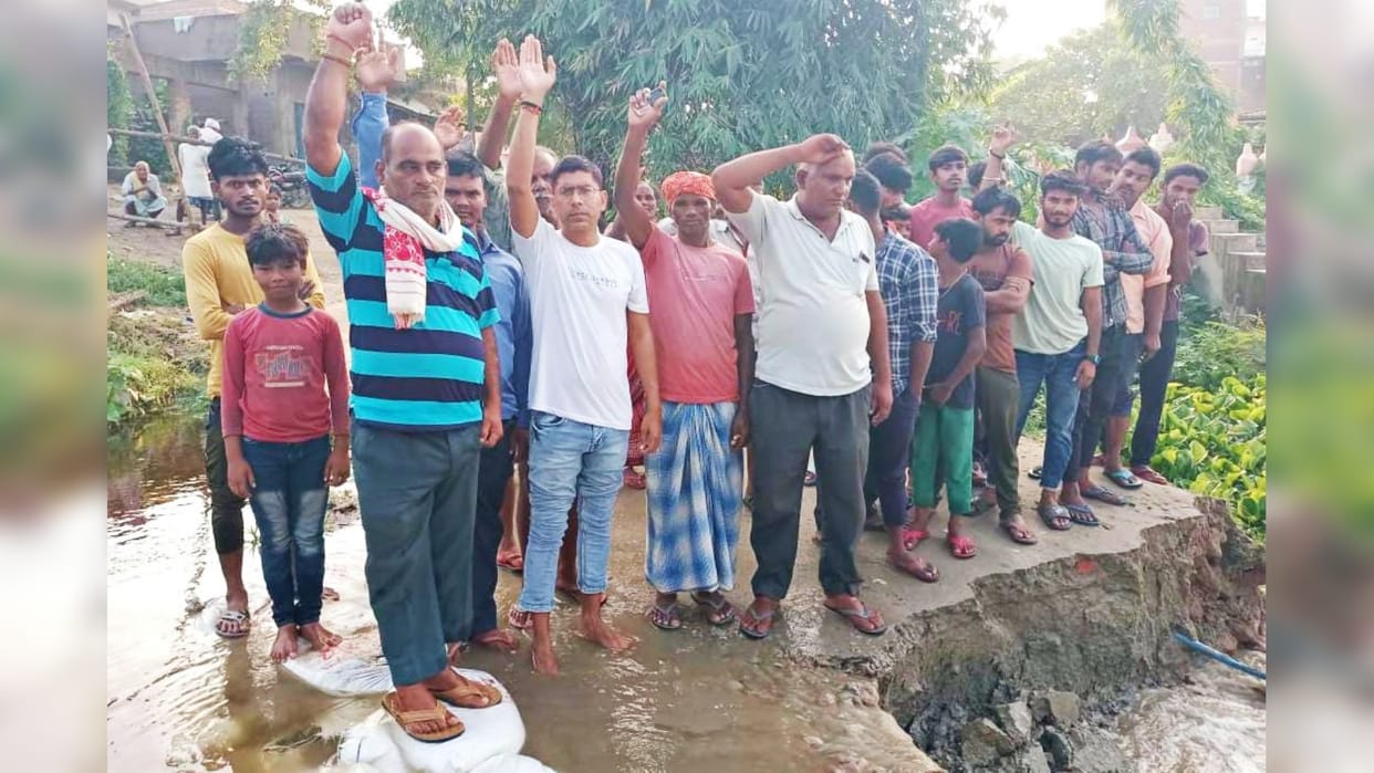 Bihar News: Diversion built on Daha canal in Gopalganj broke, villagers protest after traffic stopped