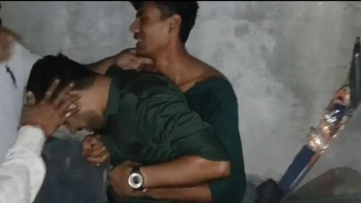 Bihar News: In Begusarai, a mob brutally beat up a youth on charges of mobile theft