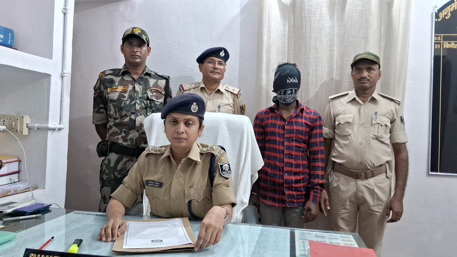 पुलिस ने कपड़ों के बीच छिपी 22 लाख की शराब जब्त की