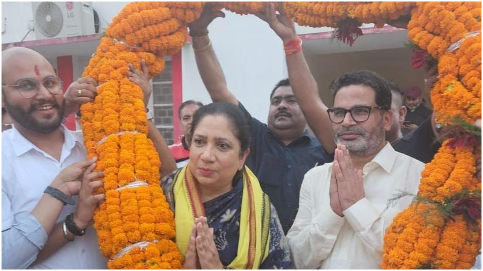 Bihar : Vinita Vijay daughter of former minister Lalit Vijay Singh left LJP R and joined pk Jan Suraj.