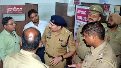 Bank robbery in Shamli: Guard pointed gun at the chest of the criminal, manager told him not to shoot