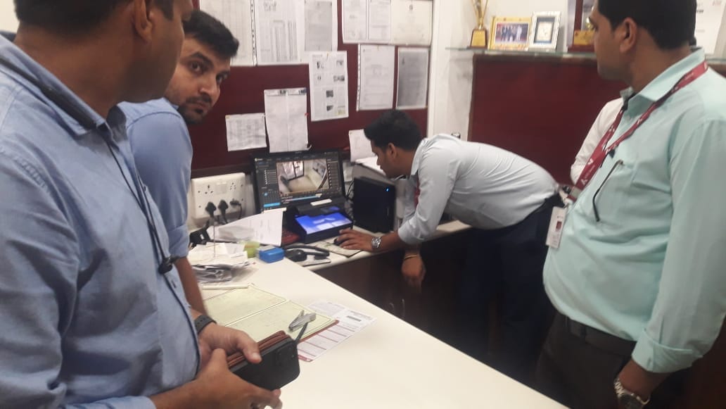 Shamli: बतपउपदंस looted forty lakhs from the bank by taking branch manager and cashier at gun point