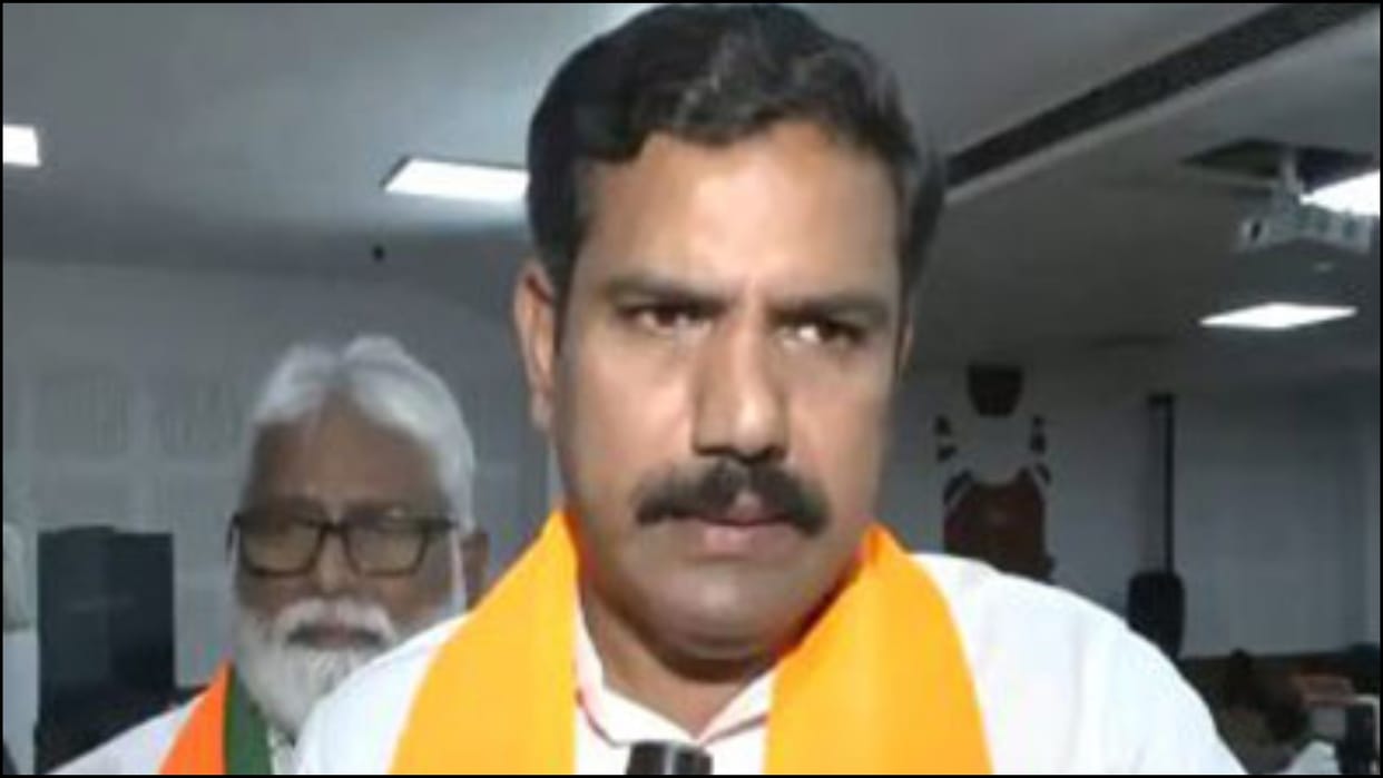 CM wife decision to surrender plots amounts to acceptance of wrongdoing he should resign says BJP hindi news