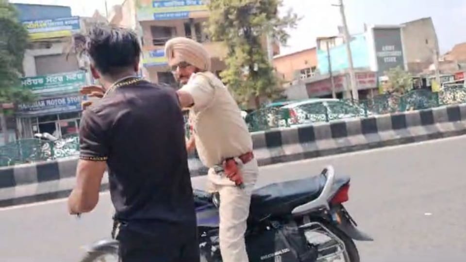 Traffic police jawan slapped Canter driver in Bathinda video viral
