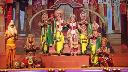 रामलीला का मंचन करते कलाकार