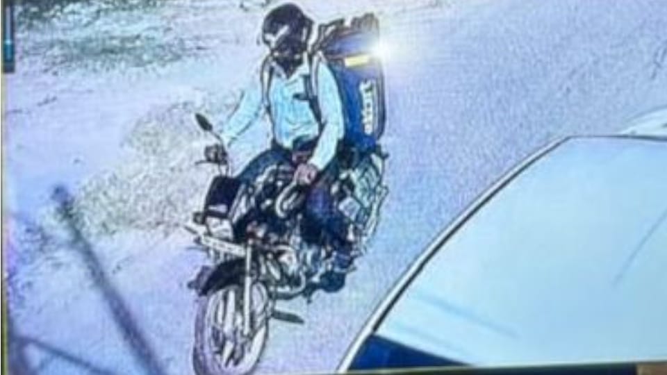 Lucknow Delivery Boy Murder Man Orders iPhone With Cash On Delivery Option Killed Delivery Agent up news