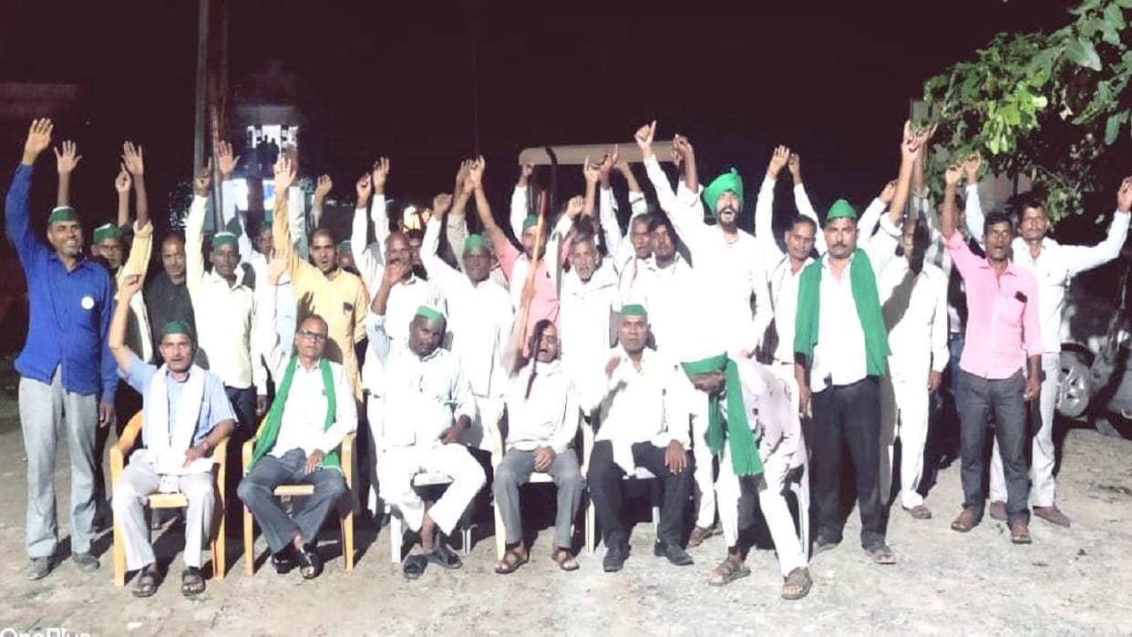 Angry farmers held XEN hostage for 13 hours due to power cuts in Bareilly