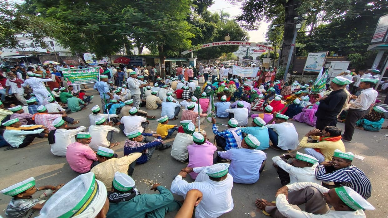 Villagers protest at the Collectorate demanding road construction in bareilly