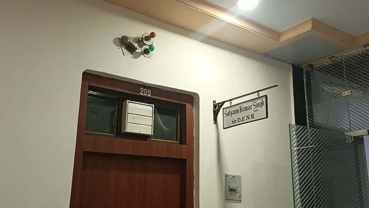 CBI raid in Varanasi Senior DEN 2 of Northeast Railway arrested for demanding bribe