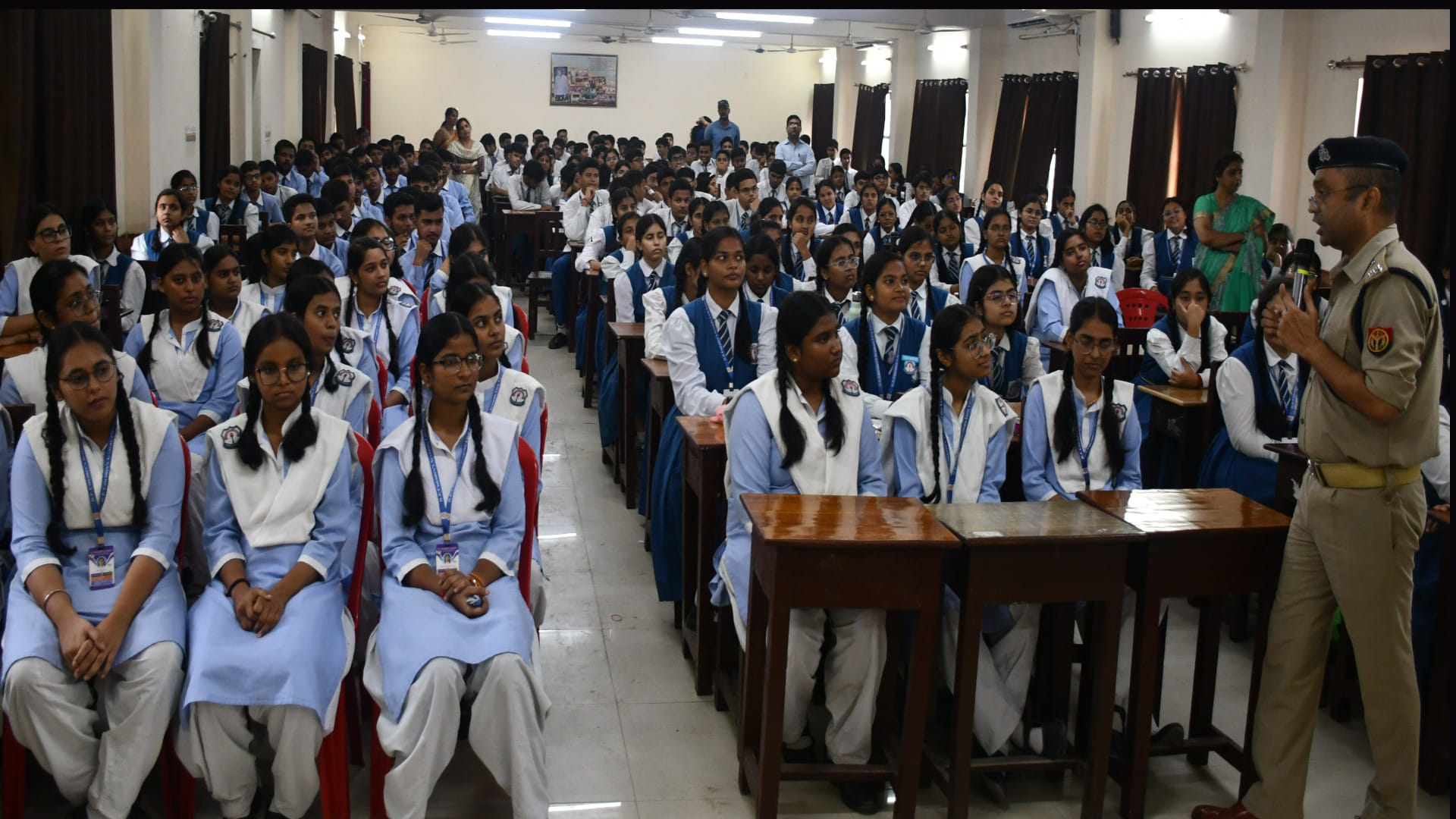 SP Crime gave information to children about crime and police in Gorakhpur Police School.