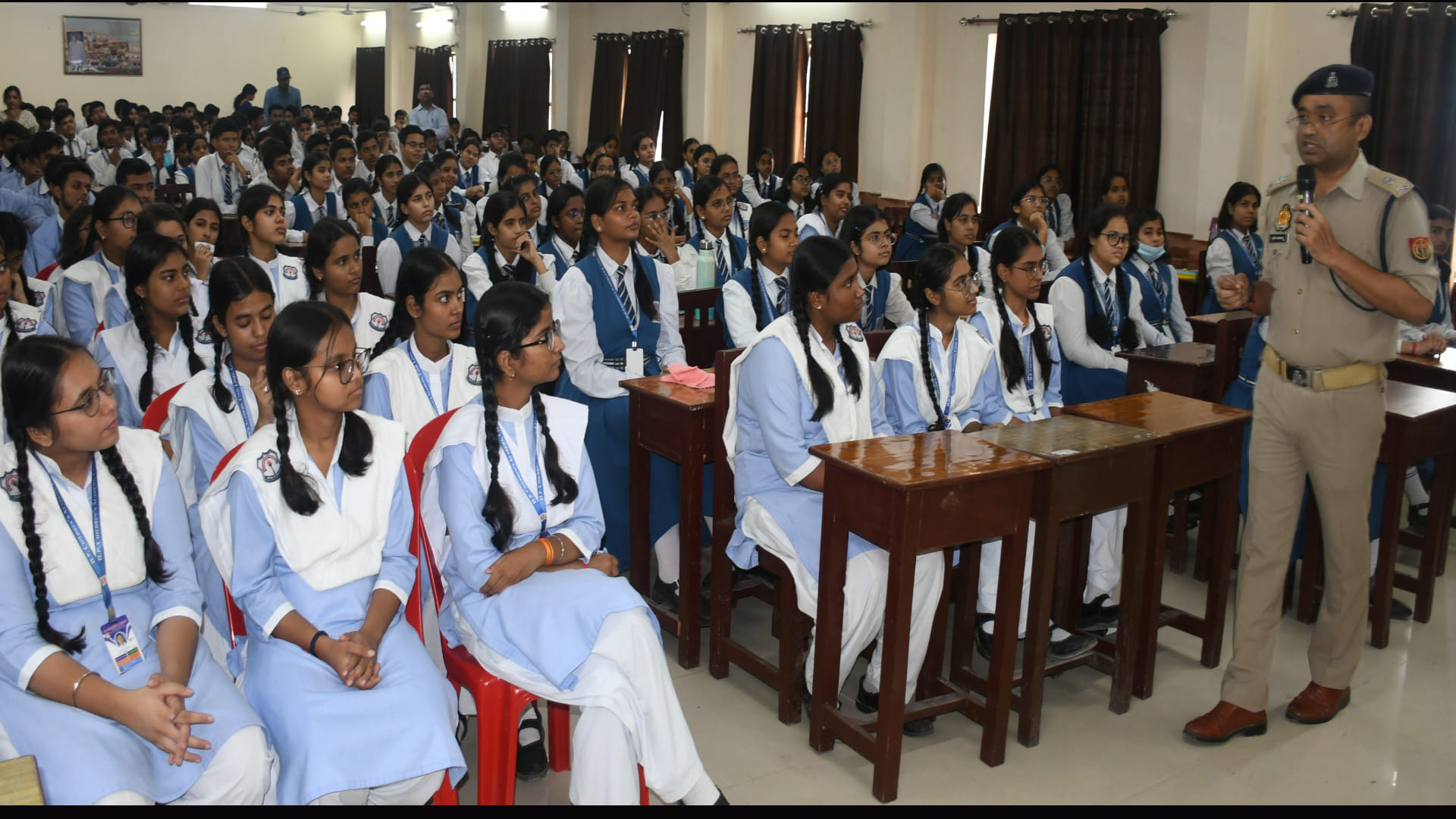 SP Crime gave information to children about crime and police in Gorakhpur Police School.