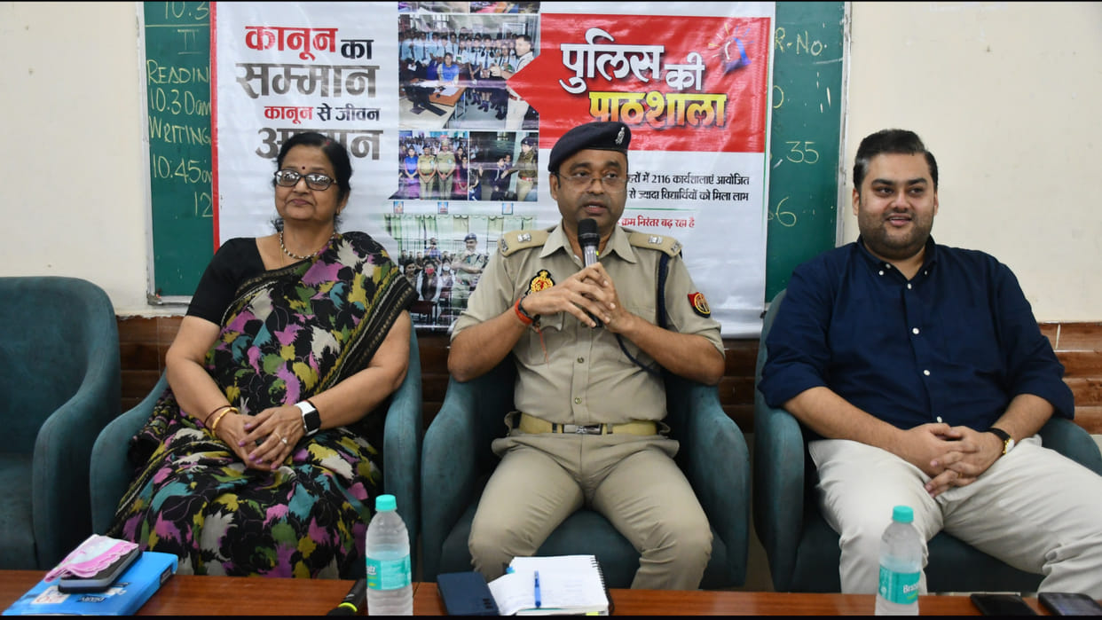 SP Crime gave information to children about crime and police in Gorakhpur Police School.