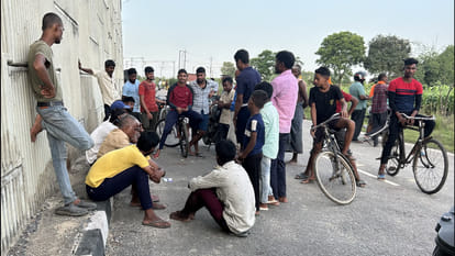 In Gorakhpur, Villagers kept guard all night with torches so that crocodile does not enter the house.