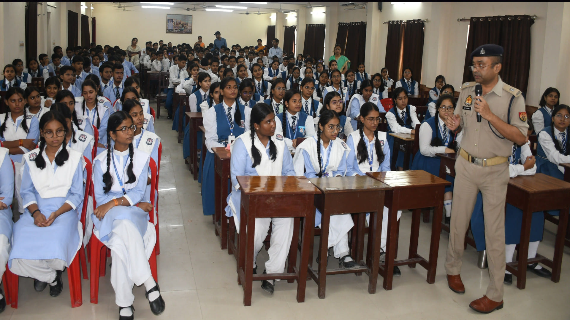 SP Crime gave information to children about crime and police in Gorakhpur Police School.