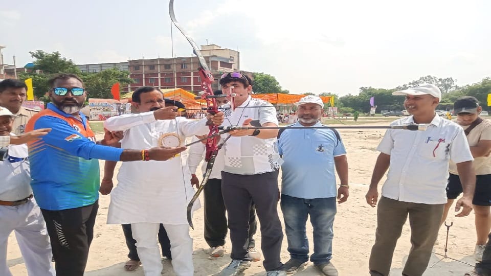 State level archery competition started in Gyanpur, players also aimed their arrows