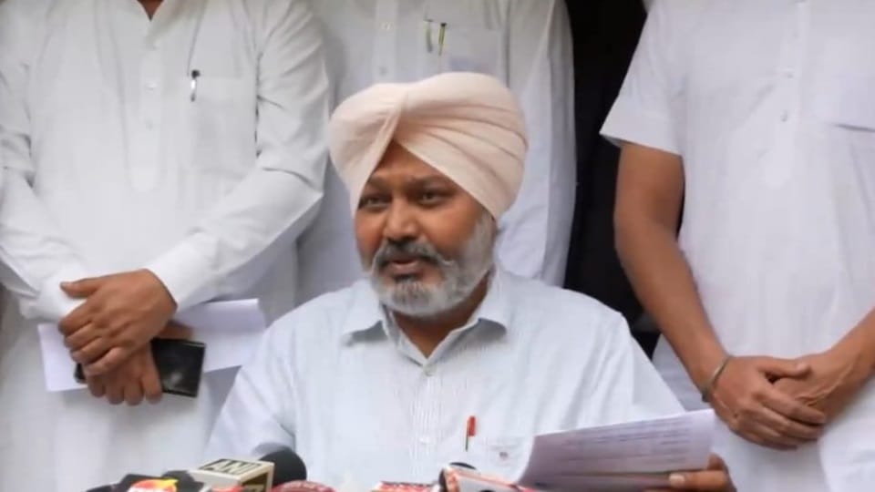 AAP delegation meets State Election Commissioner, demands strict implementation of code of conduct