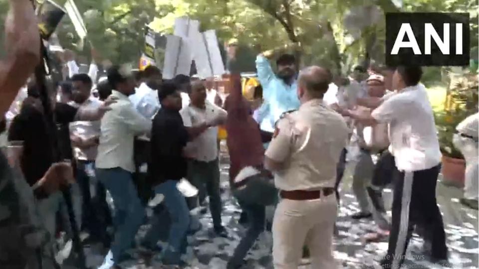 Youth Congress workers protested outside the Finance Minister residence on the issue of electoral bonds