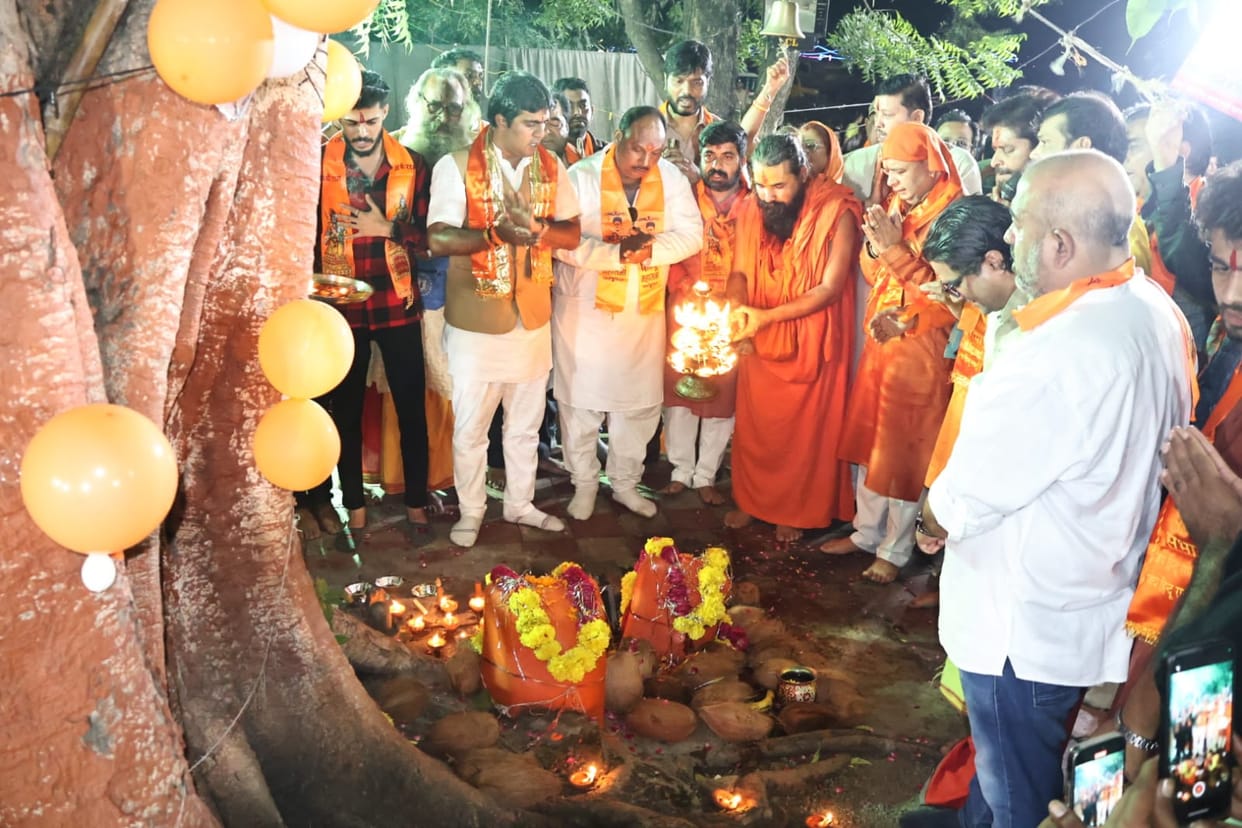 Indore: Hindu organizations performed Maha Aarti, lit lamps, burst crackers at Karbala ground.