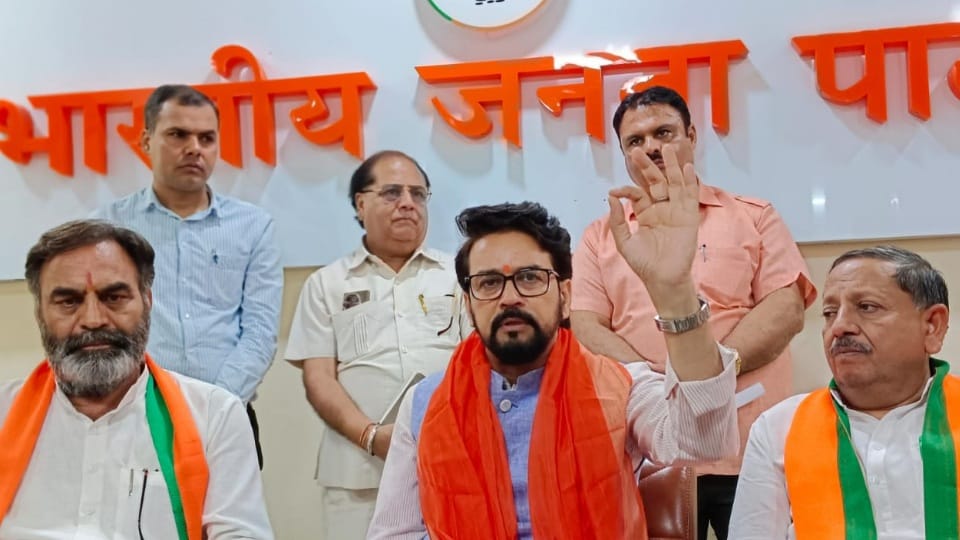 BJP MP Anurag thakur visit karnal said Bhupender hooda want to set his son deepender hooda in Haryana
