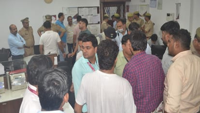 Bank robbery in Shamli: Guard pointed gun at the chest of the criminal, manager told him not to shoot