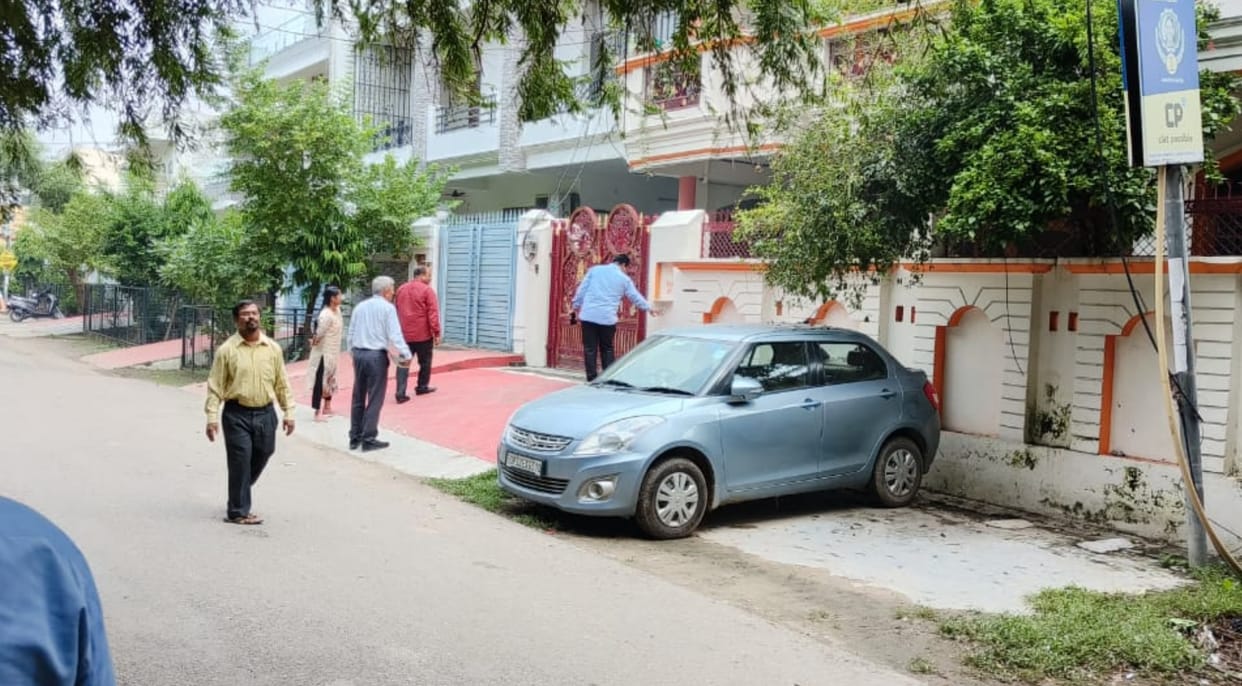 UP: Vigilance team raided on officers of C and DS.
