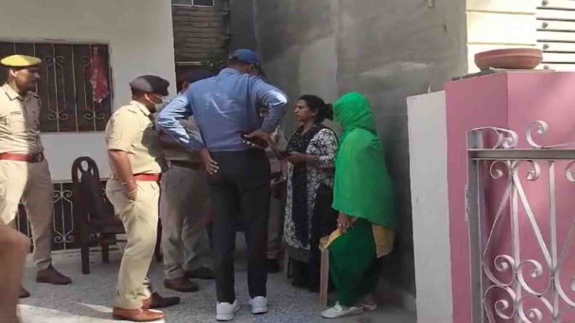 मौके पर जांच करने पहुंची पुलिस।