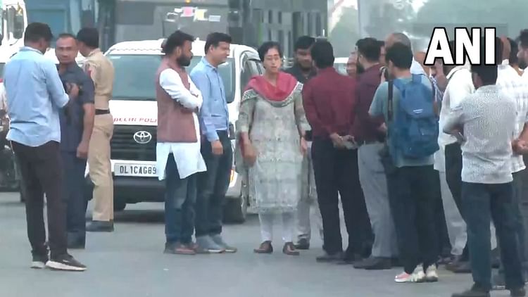 All Roads Of Delhi Will Be Pothole Free Cm Atishi Along With Ministers Took To The Streets – Amar Ujala Hindi News Live