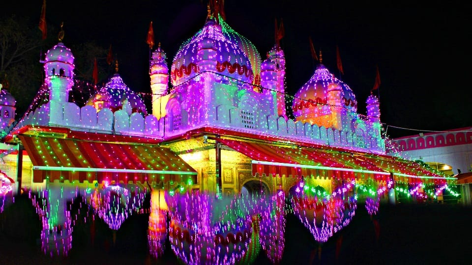 Shri Mata Mansa Devi Temple will be decorated with Marigold, Gerbera, Rose and Carnation flowers of Kolkata