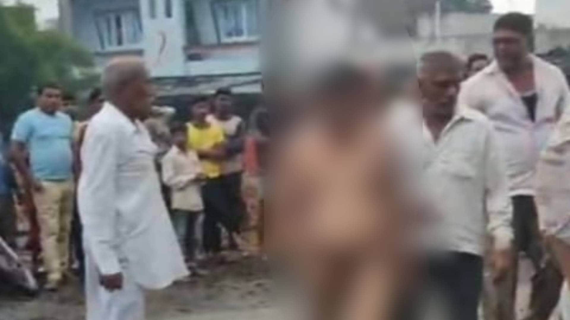 नग्न कर पीटते हुए
