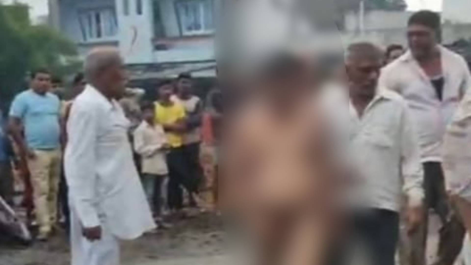 नग्न कर पीटते हुए