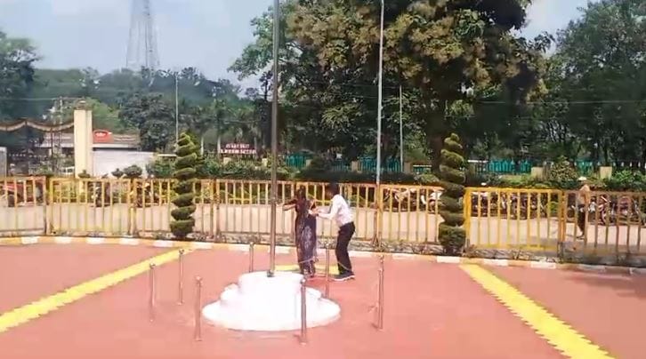 MP News Sagar Collectorate woman poured flammable substance on herself she was upset due to non-hearing case