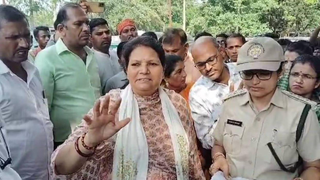 Bandhavgarh Tiger Reserve Former minister Meena Singh protesting against her own government in Umaria