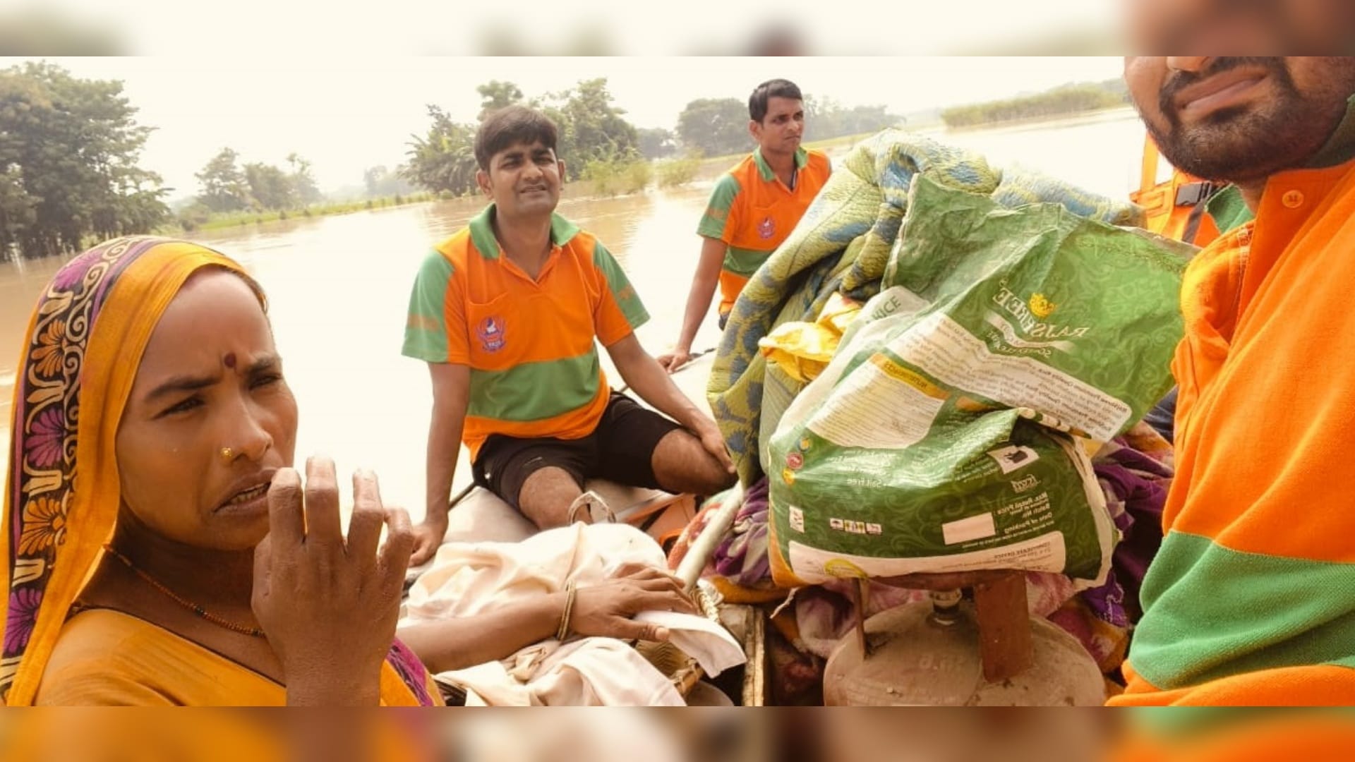 Muzaffarpur: SDRF rescued a pregnant woman trapped in flood, water level increased in Bagmati and Budhi Gandak