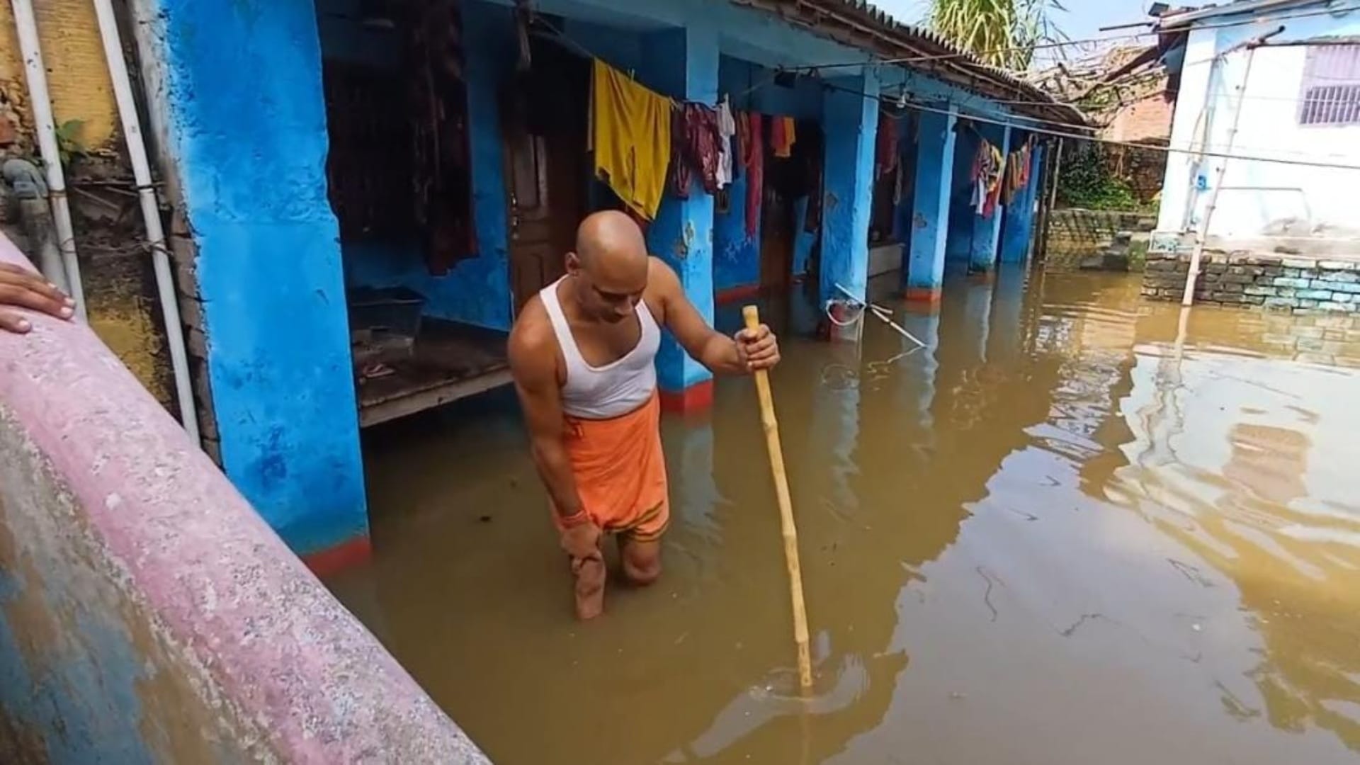 Muzaffarpur: SDRF rescued a pregnant woman trapped in flood, water level increased in Bagmati and Budhi Gandak