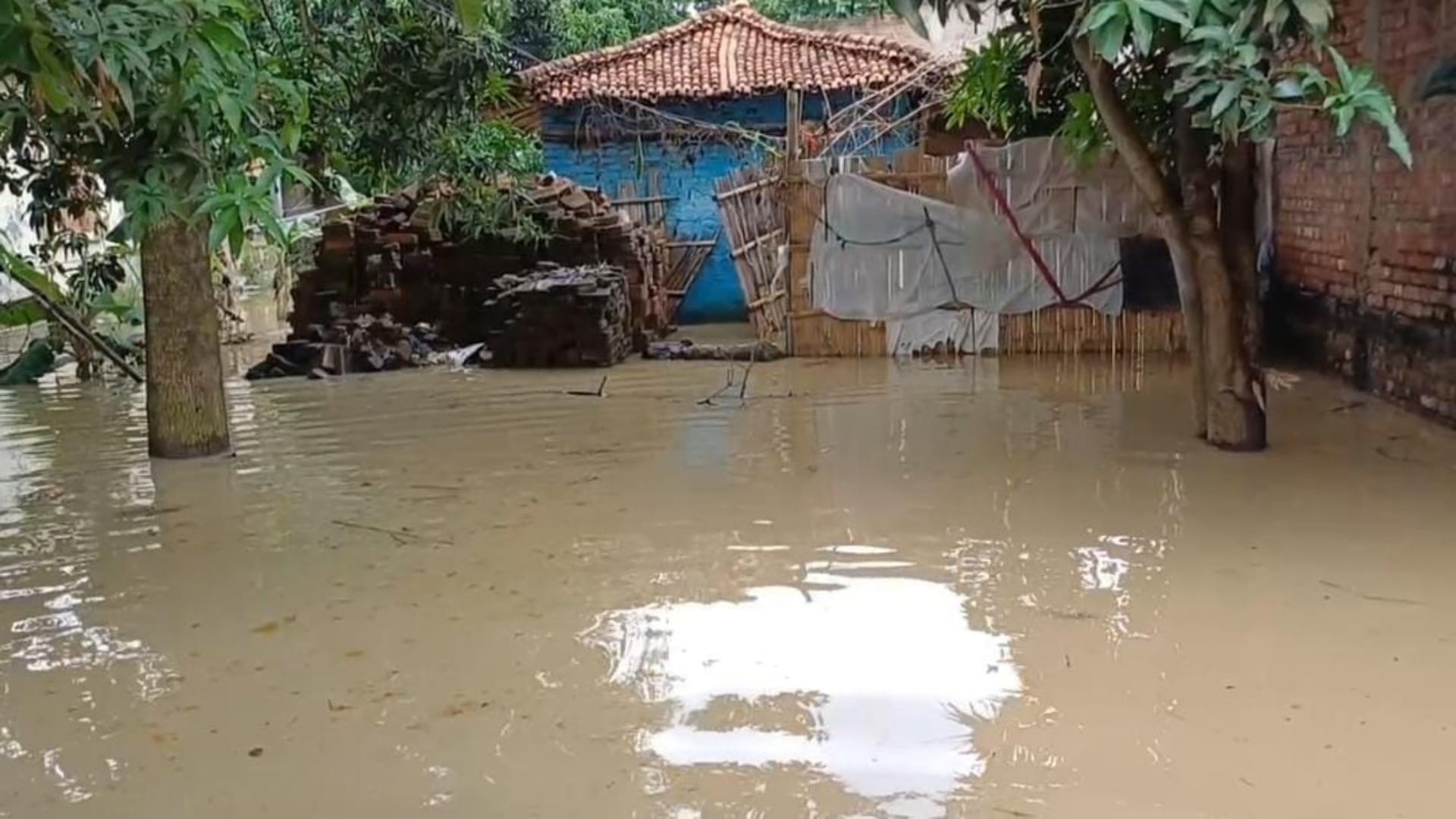 Muzaffarpur: SDRF rescued a pregnant woman trapped in flood, water level increased in Bagmati and Budhi Gandak