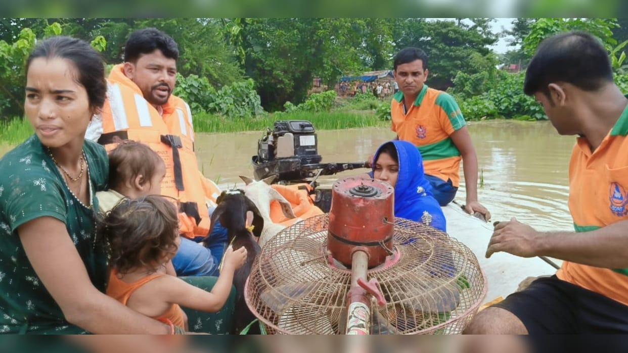 Muzaffarpur: SDRF rescued a pregnant woman trapped in flood, water level increased in Bagmati and Budhi Gandak