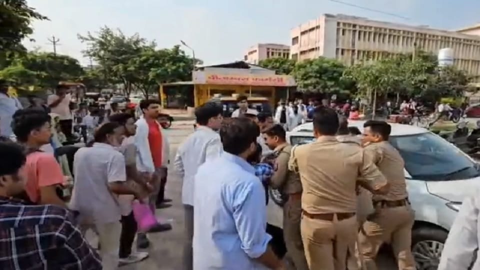 Meerut: Uproar among junior doctors in the medical college, Beat the attendant in front of the police