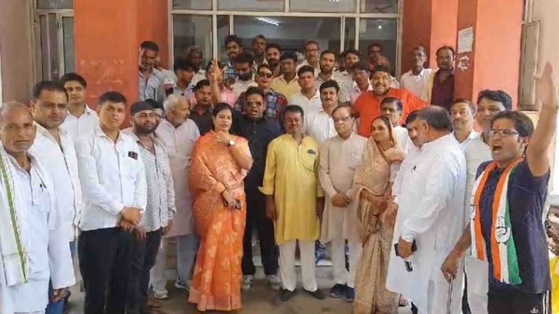 प्रदर्शन करते जिला कांग्रेस कमेटी के सदस्य।