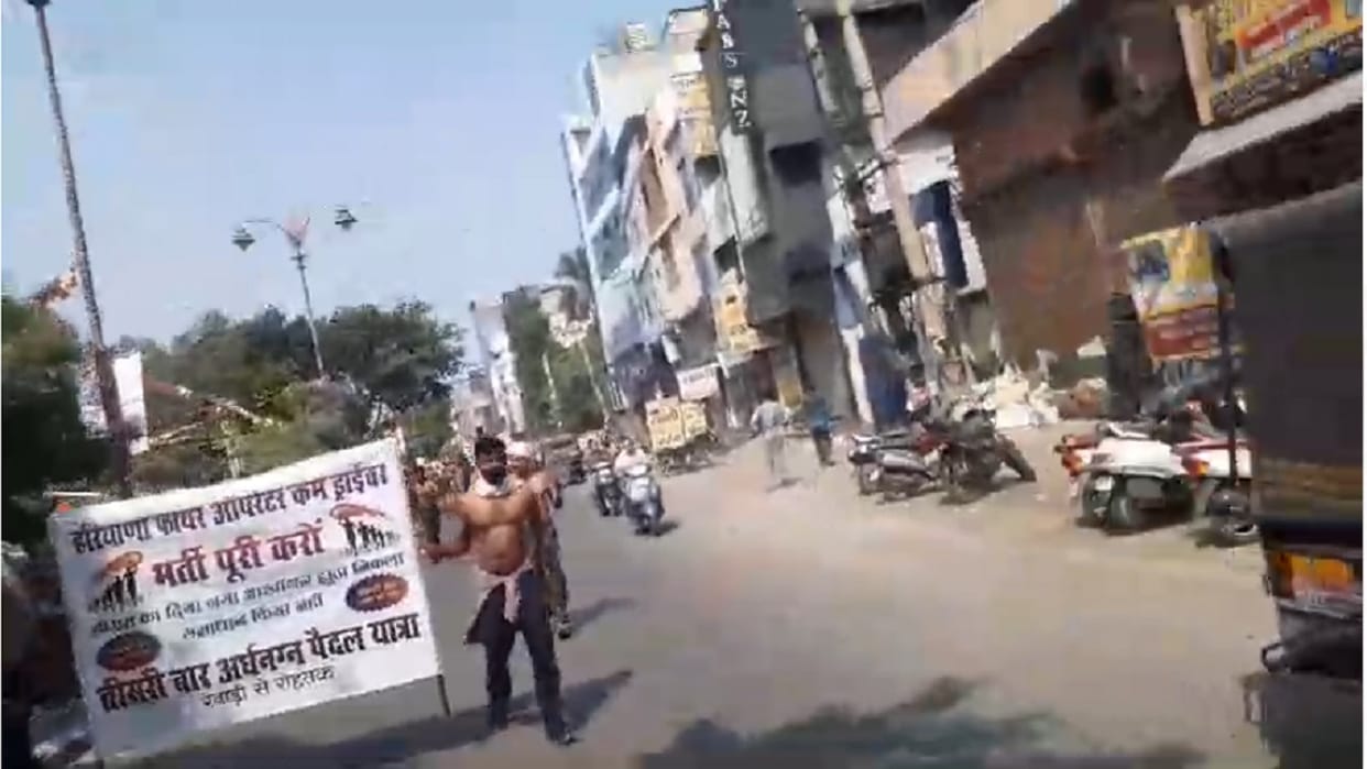 Half naked protest for fireman recruitment in Rohtak, youth submitted memorandum to former CM Hooda