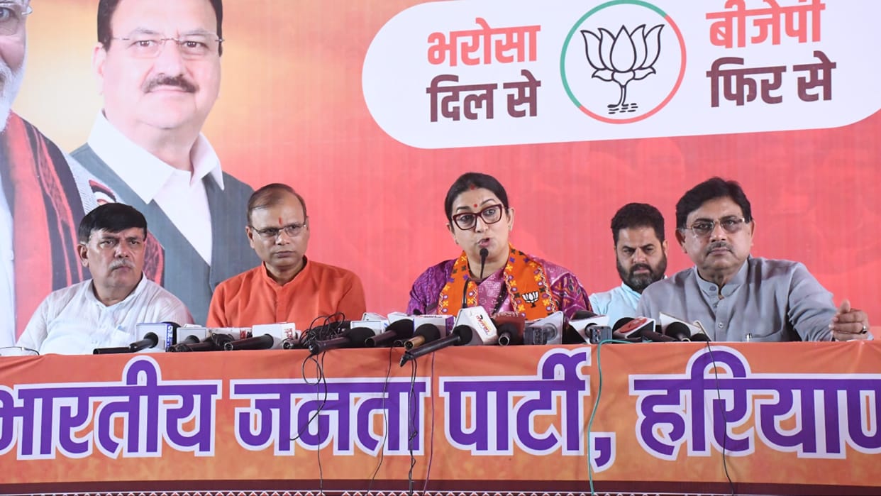Haryana: Smriti Irani reached Rohtak, said- Rahul should show by declaring Selja as CM candidate