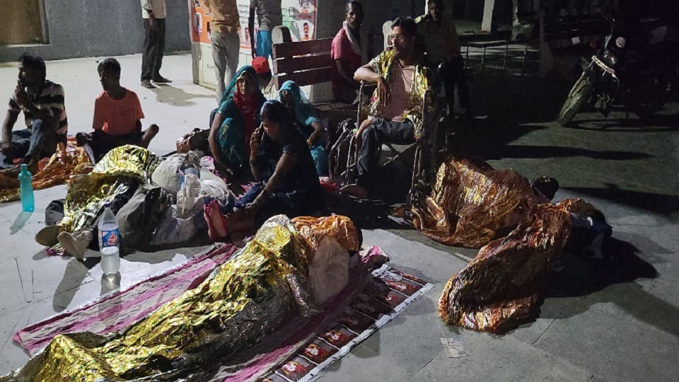 Disabled people protested with shrouds, demonstrated by lying down in the station premises, were going to the