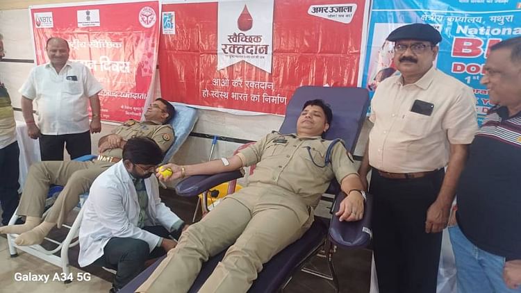 Mathura News: अमर उजाला फाउंडेशन रक्तदान शिविर, लोगों ने बढ़चढ़कर किया स्वैच्छिक रक्तदान