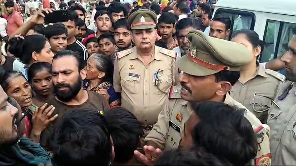 Young man commits suicide in Agra, keeps dead body on road and traffic jam