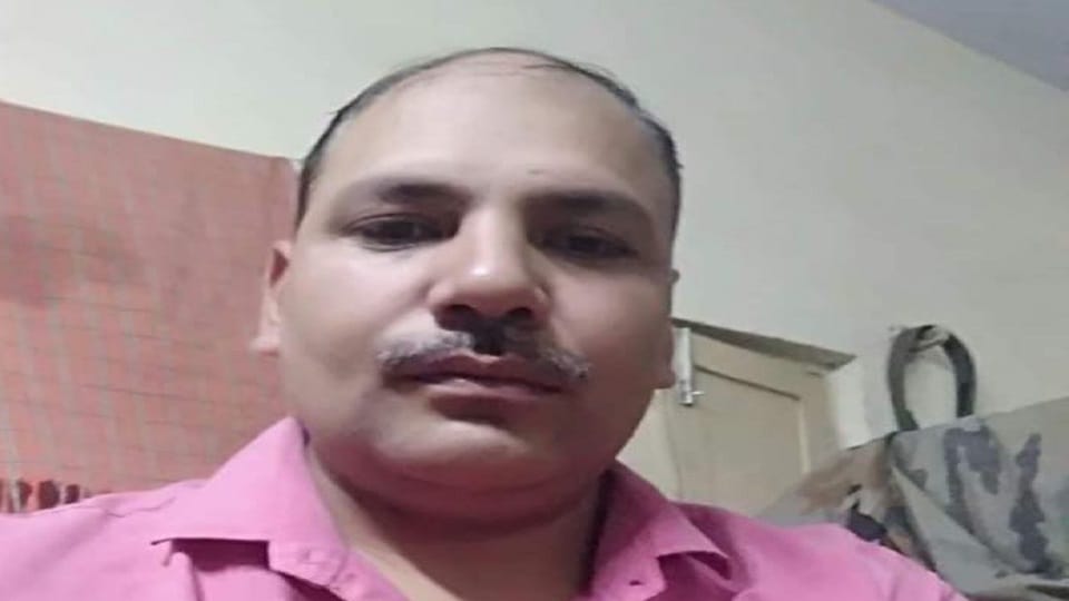 Meerut: Retired soldier riding a bike was crushed by a bus, death