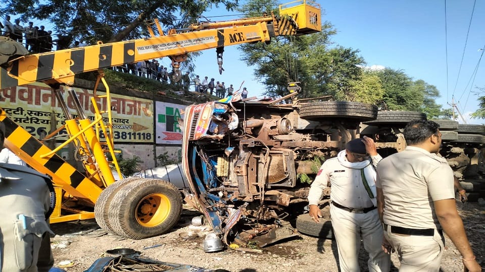 सड़क हादसे में ट्रक चालक की मौत