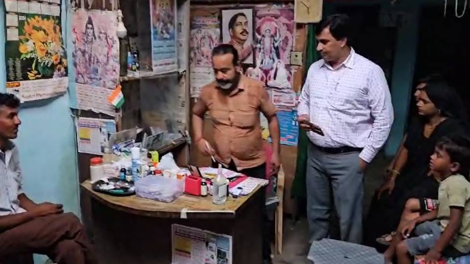 quack kept treating patients in front of health team In Agra also behaved indecently