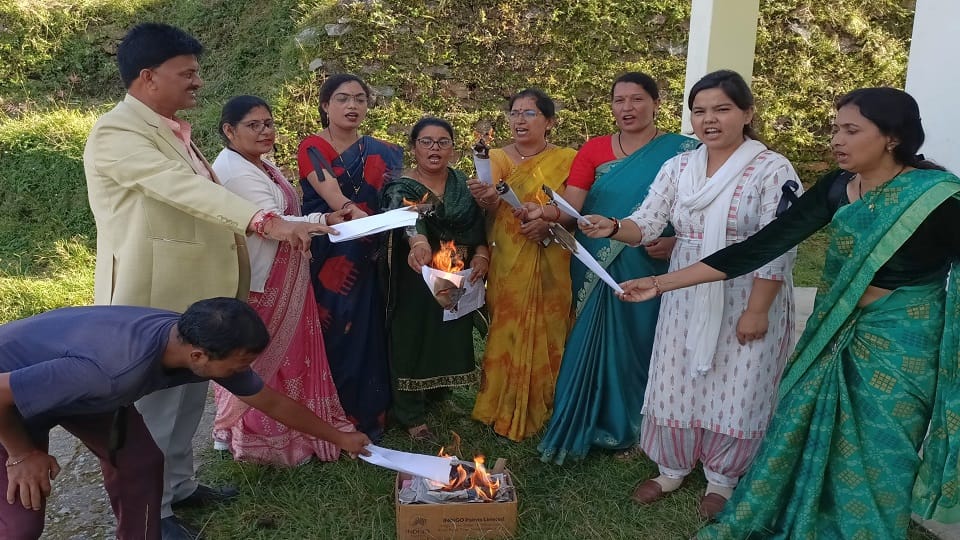 Teachers and employees celebrated Black Day in pithoragarh