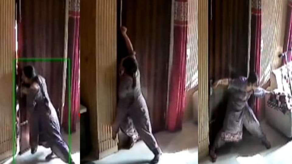 A woman fought with three robbers who entered her house in Amritsar