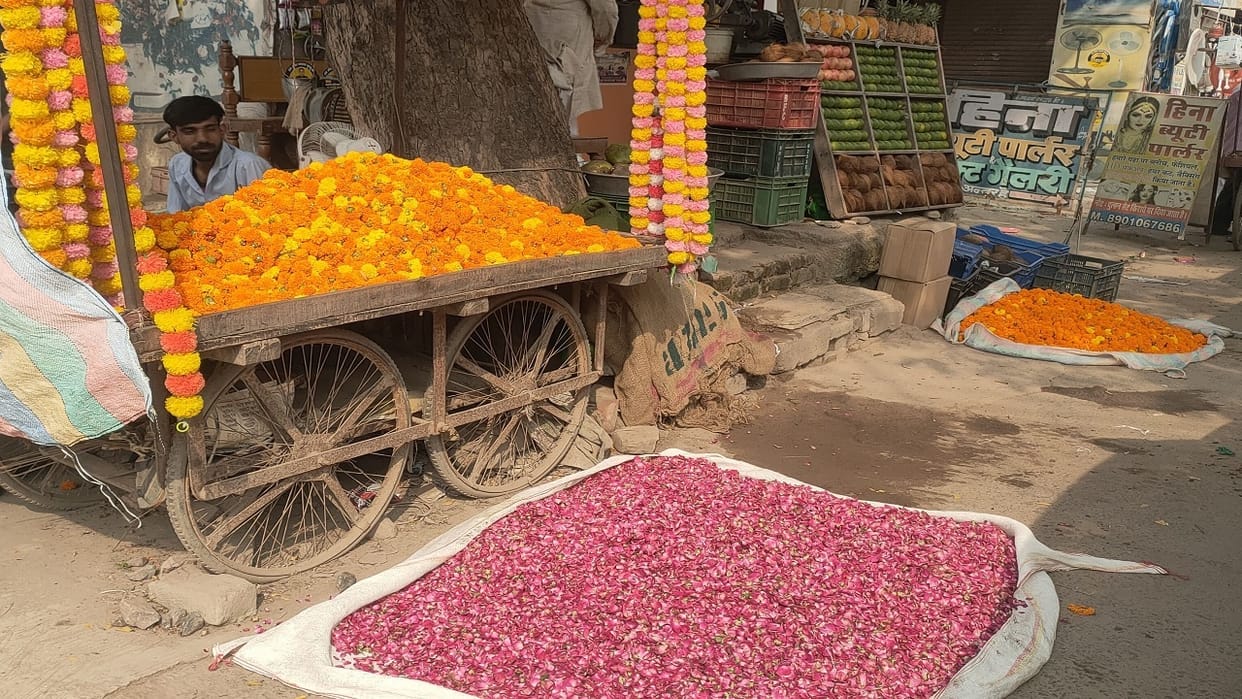 Flower market booming in election environment, Sellers making lot of money, 5 quintals of flowers bought